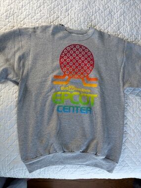Rainbow Epcot Walt Disney World soft gray crewneck sweatshirt size M